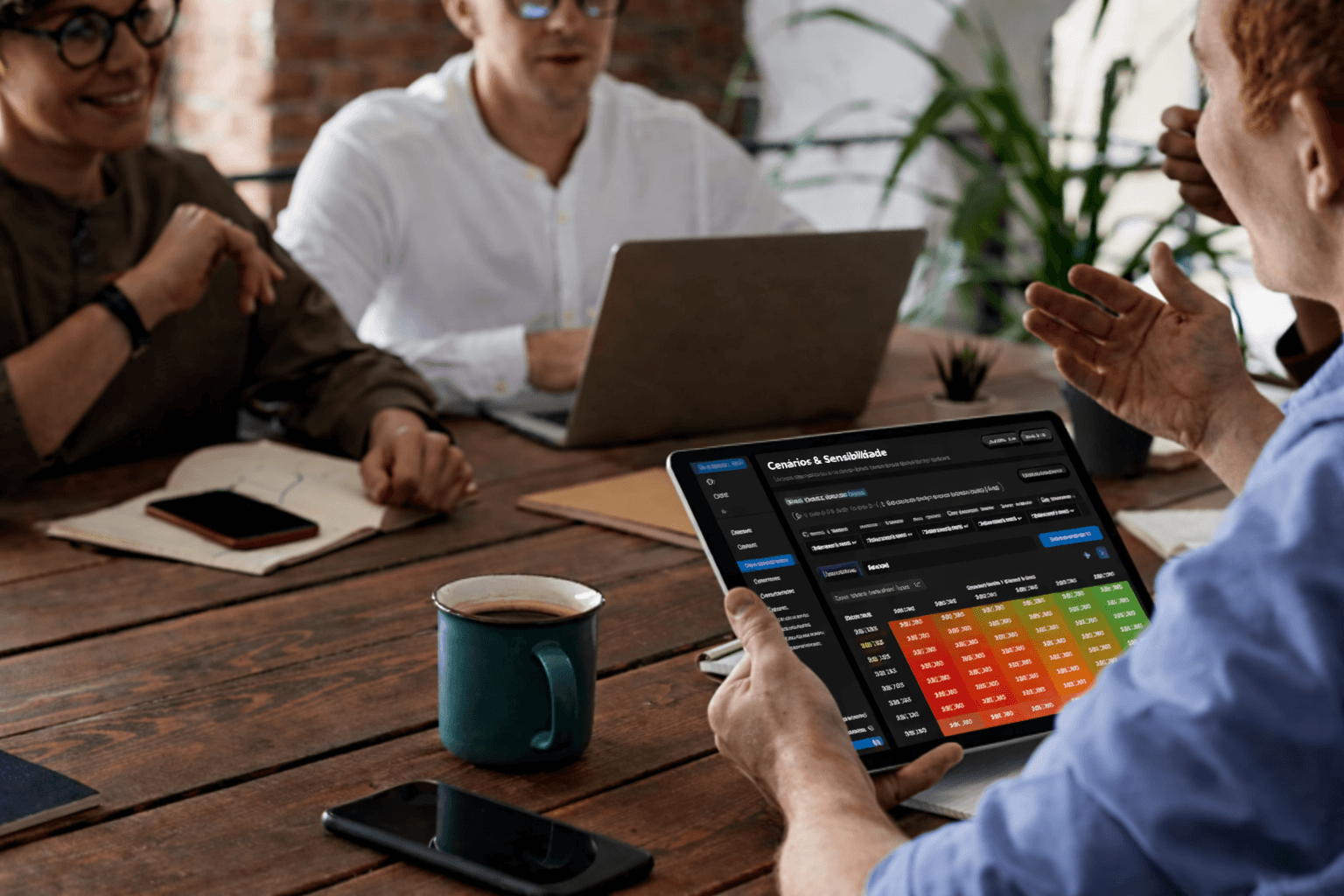 Workstation com a visualização de sensibilidade do SaaS Valuation.