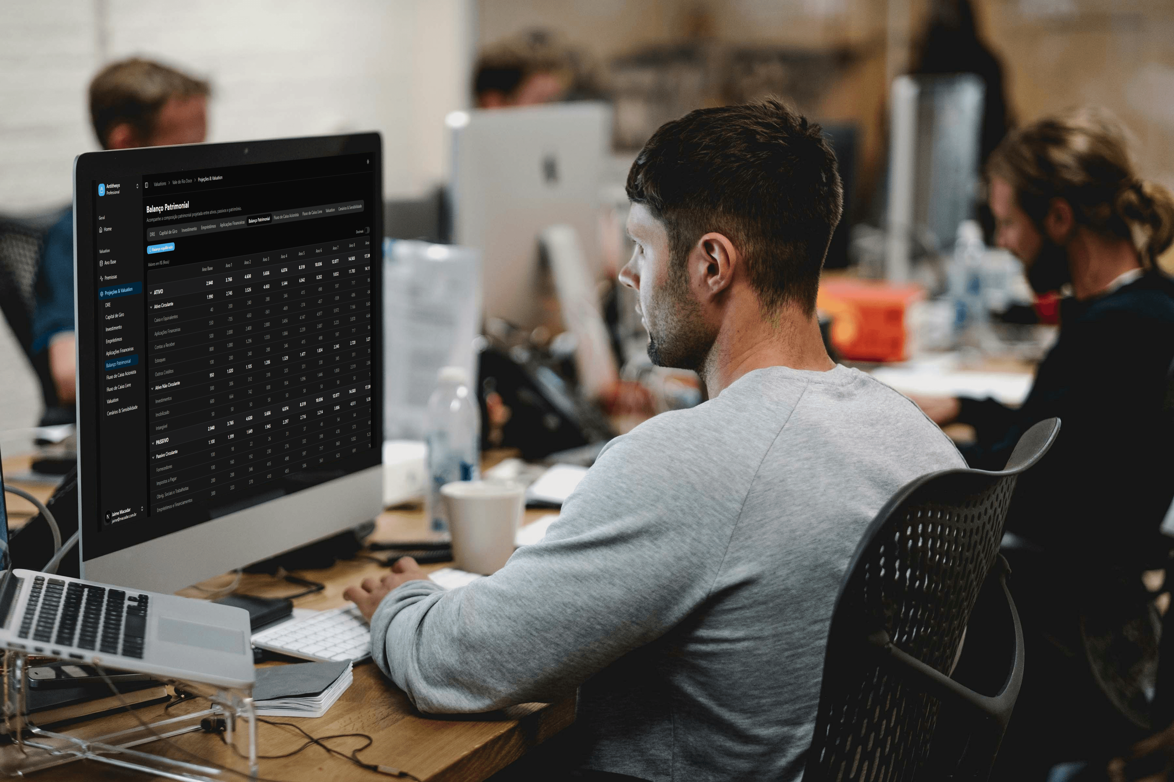 Tela workstation da plataforma SaaS Valuation exibindo o fluxo integrado de projeções.